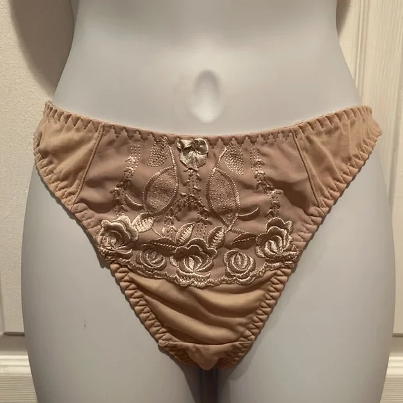 Maidenform Light Tan Underwire Bra and Thong Pantie Set - Picture 3 of 8